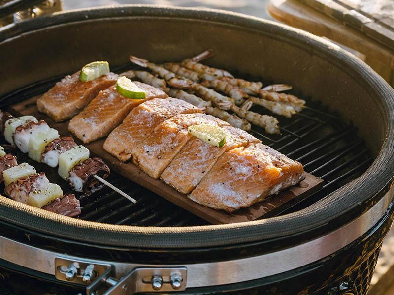 Zalm met cederhouten planken en zoete chilisaus