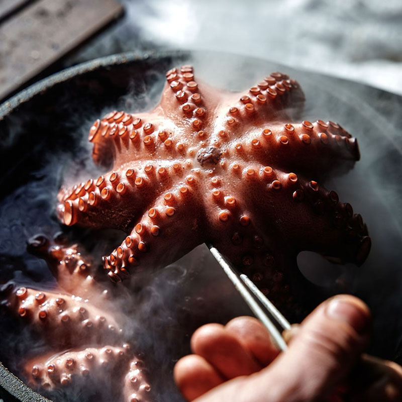 Koken met een pan op een Kamado-grill