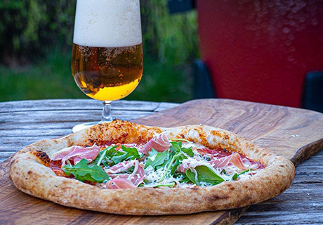 Kook pizza op een Kamado-grill