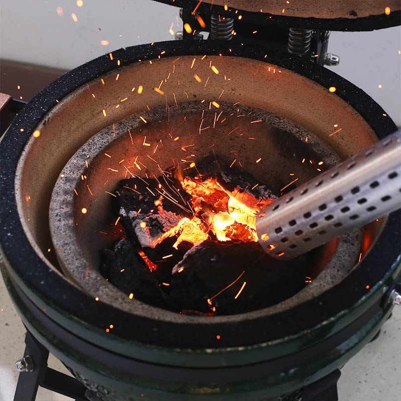 Hoe u een houtskoolgrill start zonder lichtere vloeistof